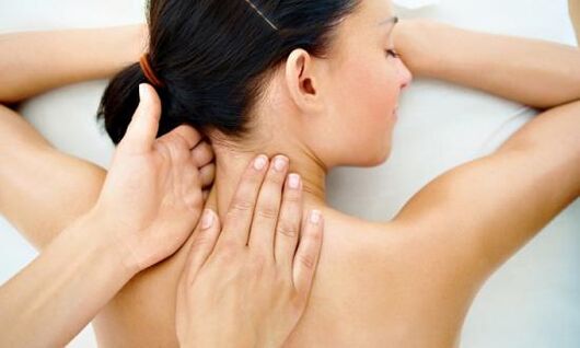 Massage de la colonne cervicale pour l'ostéochondrose