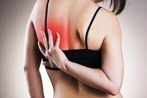Douleur sous l'omoplate gauche par derrière