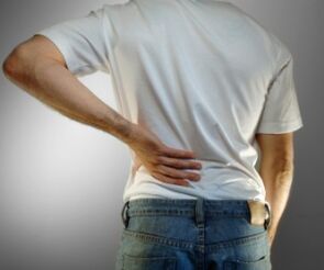 Les douleurs lombaires sont un symptôme de l'ostéochondrose
